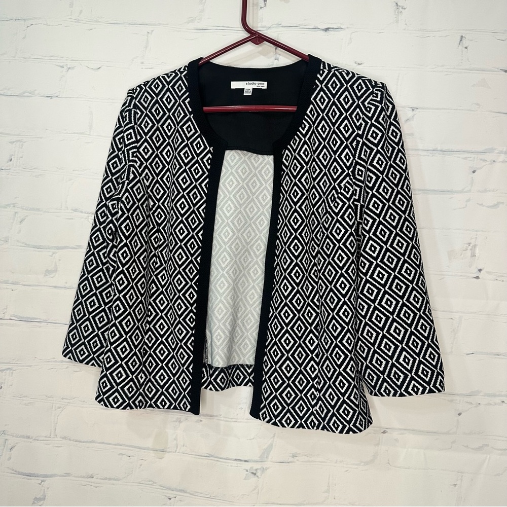 Women’s Studio One Size 12 Petite‎ Black & White Top